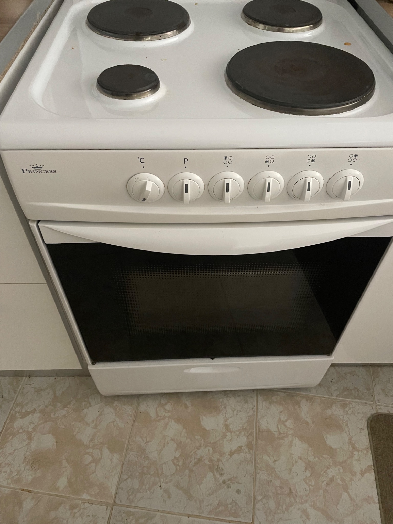 Hob and oven at Villa Kakoliri