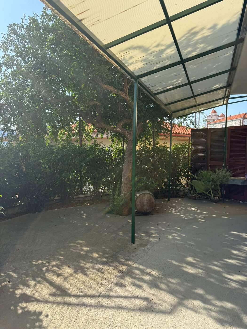 The covered patio and garden at Villa Kakoliri