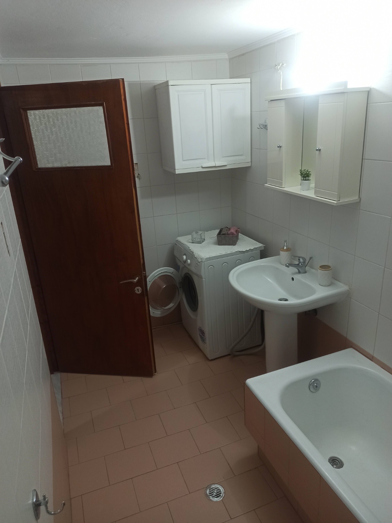 Bathroom and washing machine at Villa Kakoliri