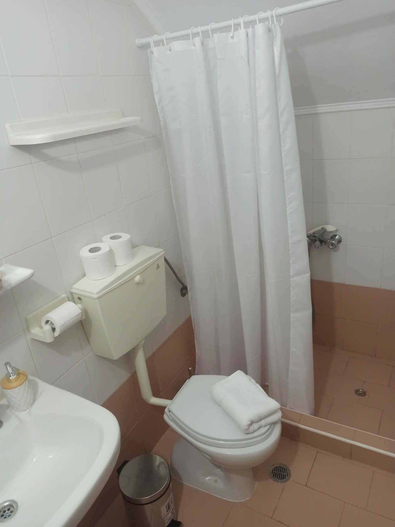 Bathroom shower at Villa Kakoliri